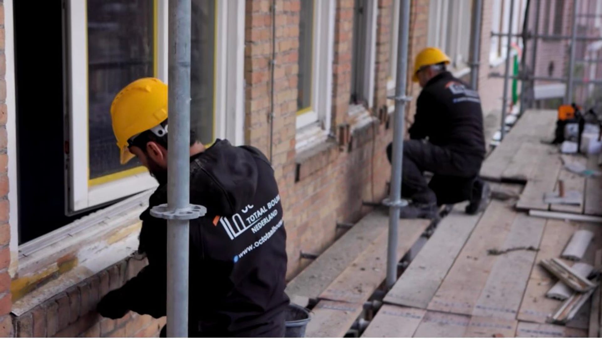 Vakmensen van OC Totaalbouw aan het werk aan een gevel
