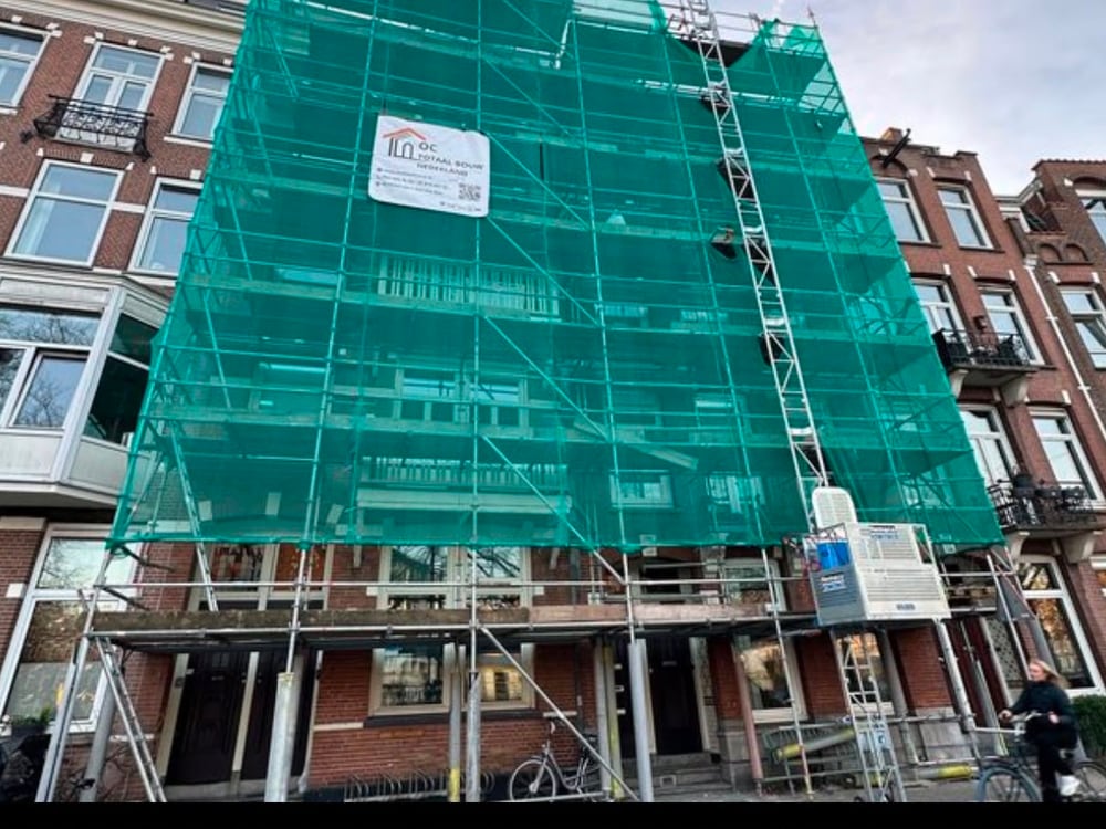 Gevelrenovatie door OC Totaalbouw — pand in de steigers